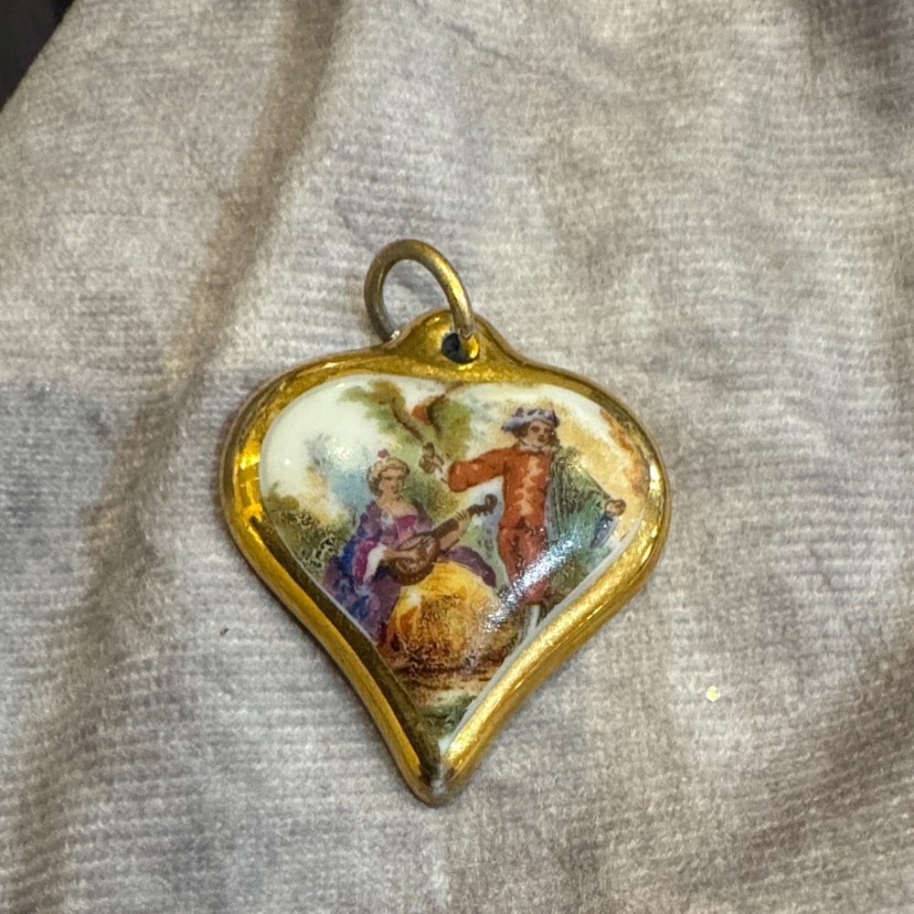 Limoges Vintage Romantic Heart-Shaped Pendant‎ with Vintage Scene